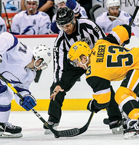 PITTSBURGH, PA - JANUARY 30: Tampa Bay Lightning Center Anthony Cirelli (71) and Pittsburgh Penguins Center Teddy Blueger (53) face-off during the second period in the NHL game between the Pittsburgh Penguins and the Tampa Bay Lightning on January 30, 2019, at PPG Paints Arena in Pittsburgh, PA  (Photo by Jeanine Leech Icon Sportswire via Getty Images)